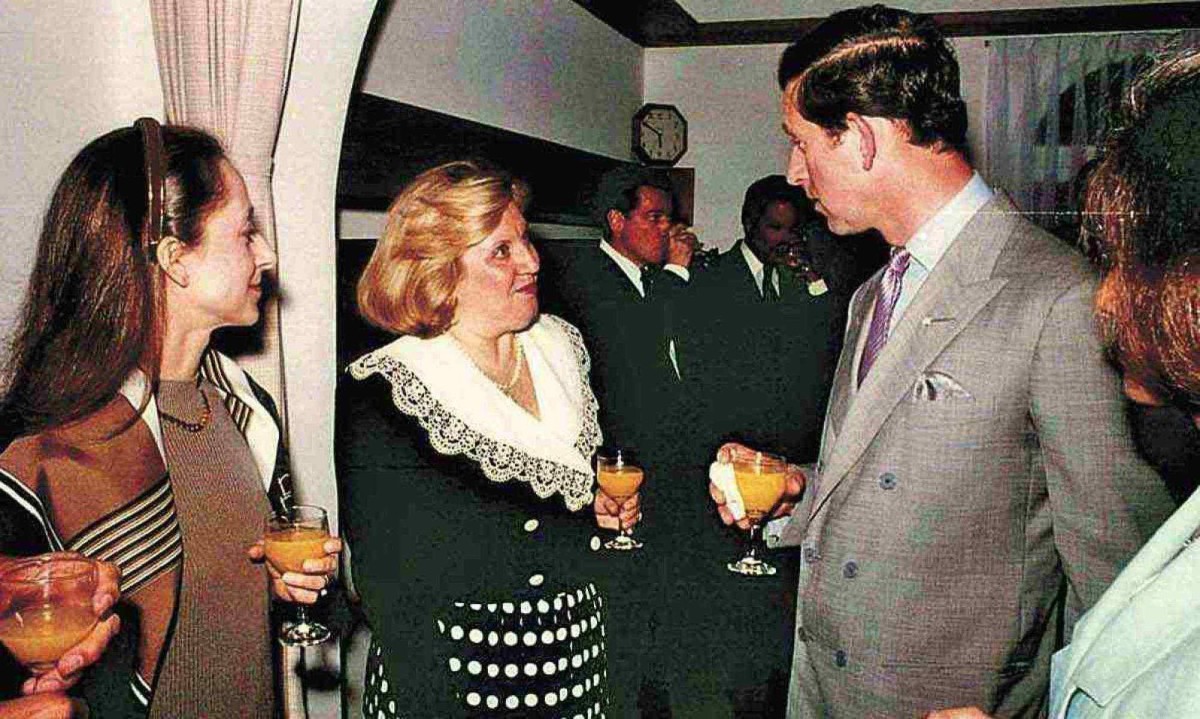 Sandra Laucas (ao centro) em encontro com a bailarina Ana Botafogo e o príncipe Charles, em 1991, durante recepção do British Council, no Rio de Janeiro -  (crédito: Arquivo pessoal)