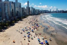 Qualidade de água em praia alargada de Balneário Camboriú é ruim ou péssima