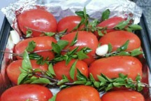 Açúcar tira a acidez do molho de tomate: mito ou verdade?