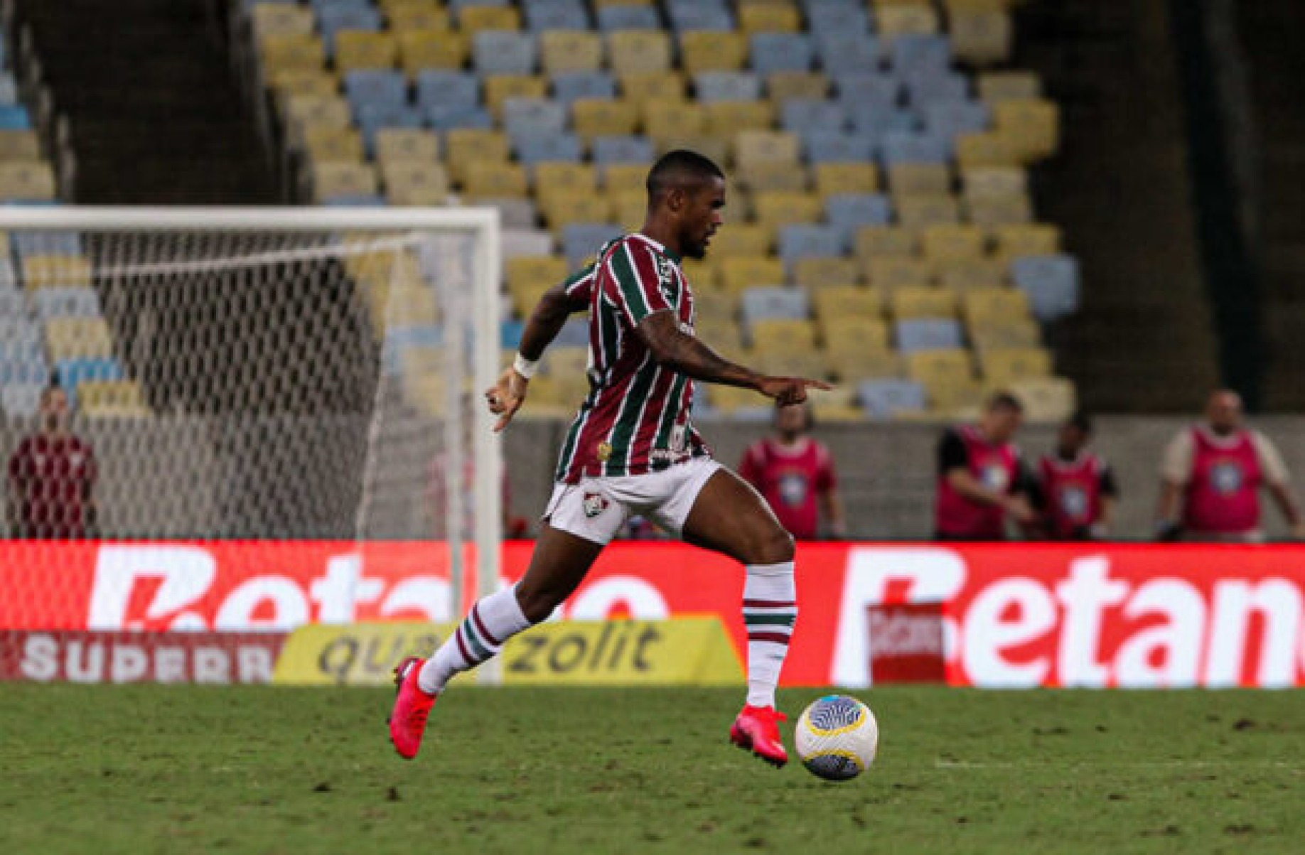 Após 22 jogos, Douglas Costa rescinde contrato com o Fluminense