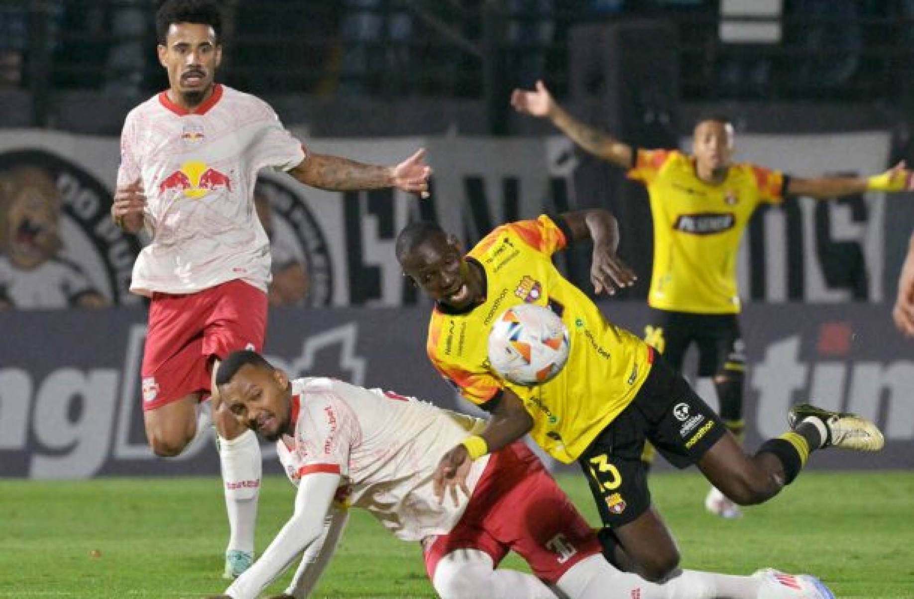Ex-Palmeiras garante Bragantino nas 8ªs da Sula. Rival será o Corinthians