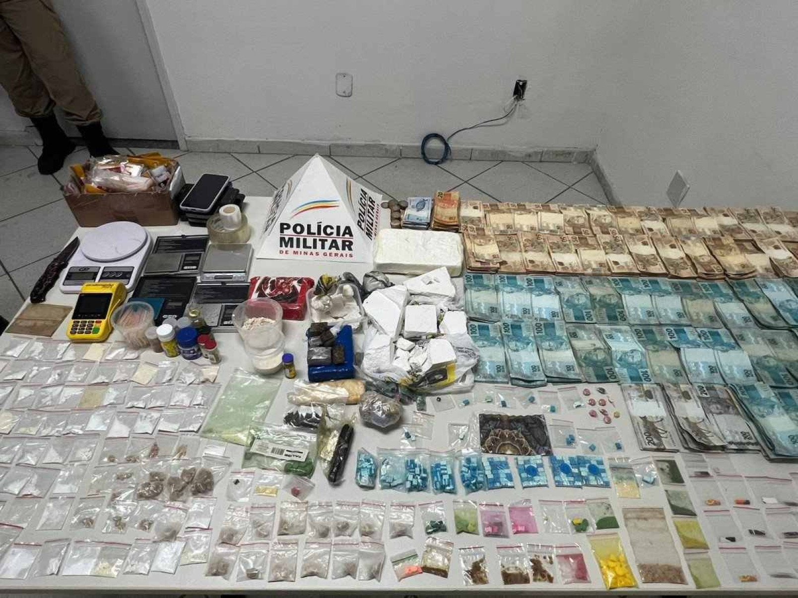 Casal é preso com mais de R$ 67 mil, drogas e armas em Minas