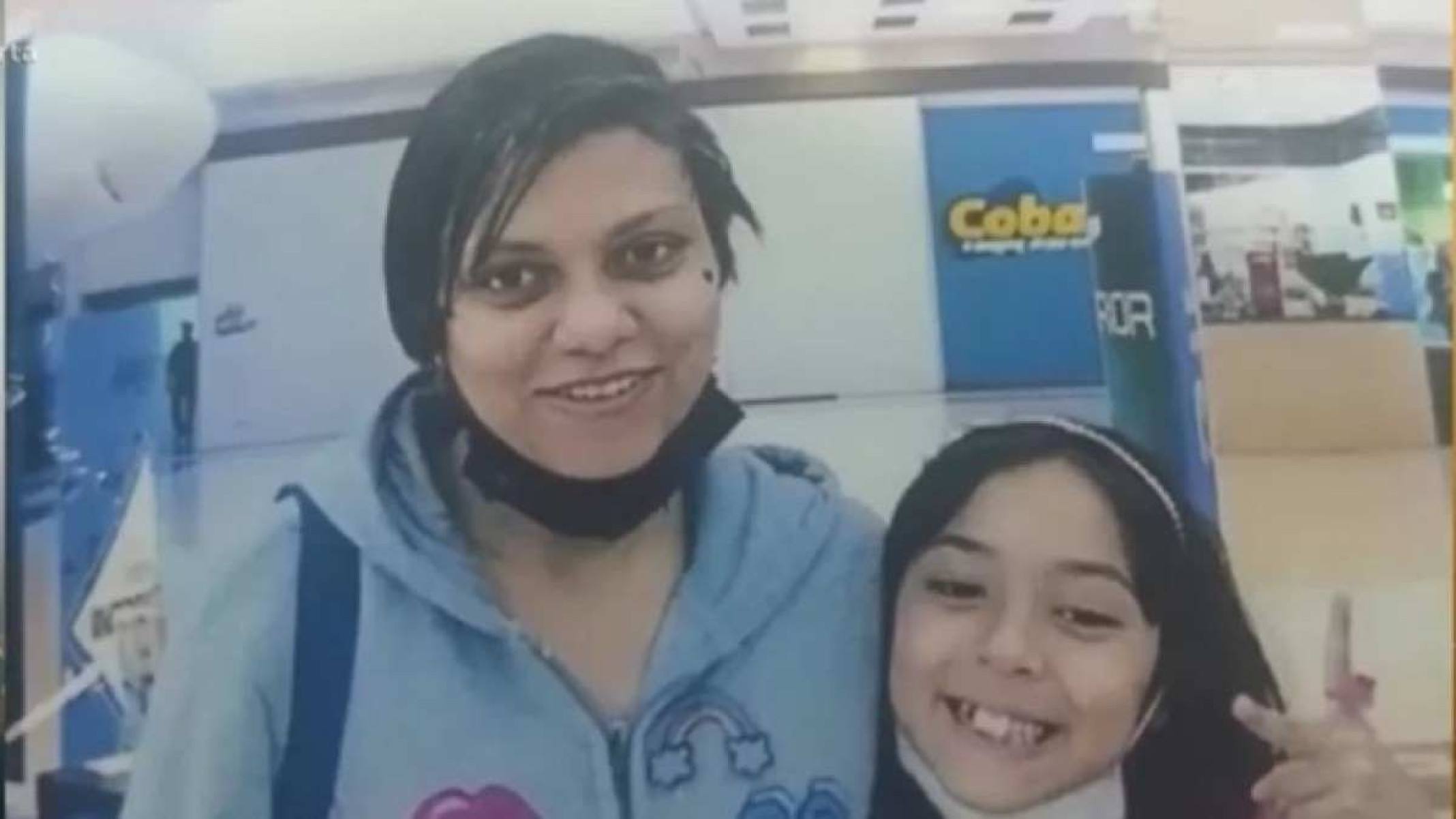 Mãe e filha são encontradas mortas abraçadas dentro de banheiro