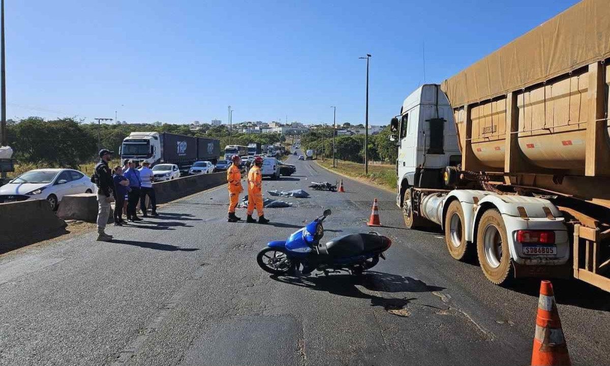 Motos bateram no corredor formado entre veículos maiores na rodovia -  (crédito: Vinícius Lemos/Divulgação)