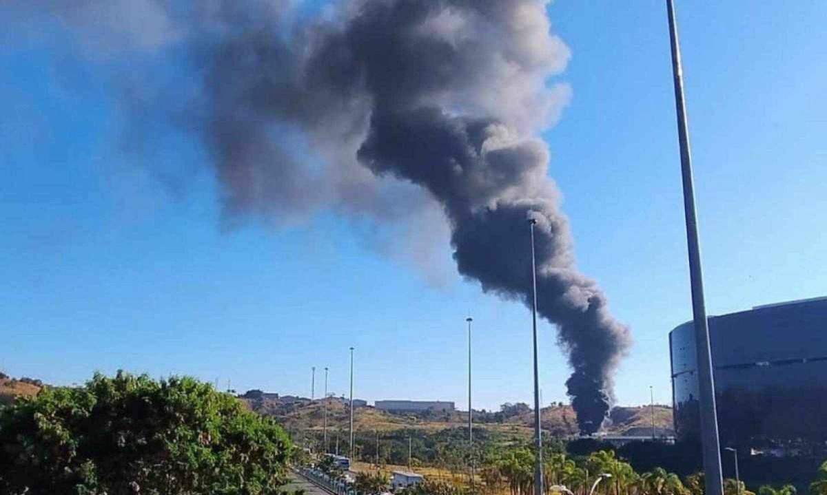 Um incêndio na central de ar condicionado da Cidade Administrativa, em BH, mobilizou bombeiros nesta quinta-feira (25/7) -  (crédito: CBMMG/Divulgação)