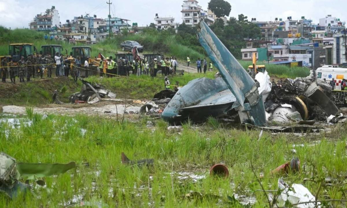  Destroços do avião que caiu no Nepal; autoridades aéreas e policiais em torno do local da queda -  (crédito: PRAKASH MATHEMA / AFP)