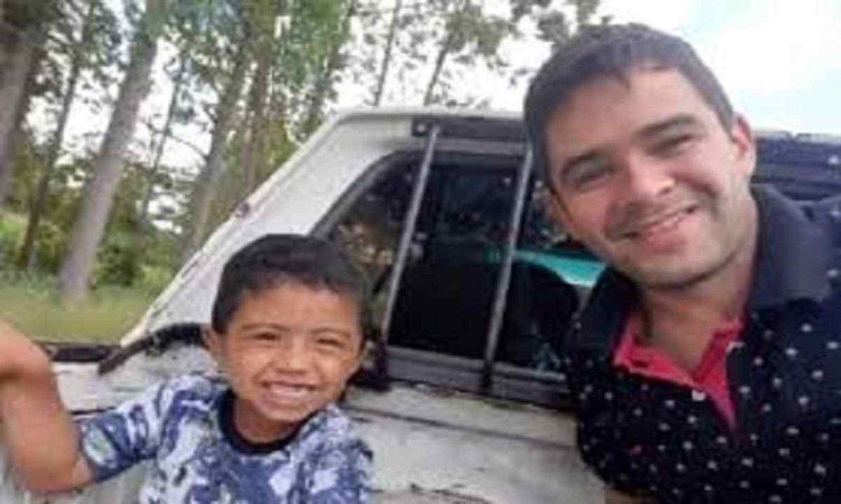 O menino Nycollas estava nas costas do pai, que atravessava o Rio Doce a nado -  (crédito: Arquivo de família)