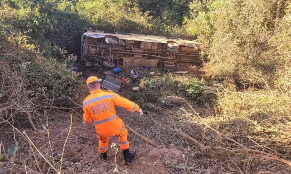 Ônibus teria saído da estrada e caído no talude. Veículo tinha seis ocupantes no momento do acidente -  (crédito: Divulgação/CBMG)