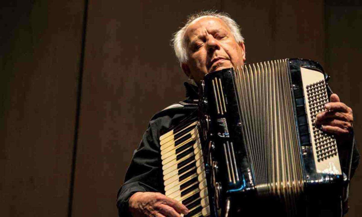 Célio Balona diz que do forró à bossa nova, todas as sonoridades vão bem com o acordeon -  (crédito: Iris Zanetti/divulgação)