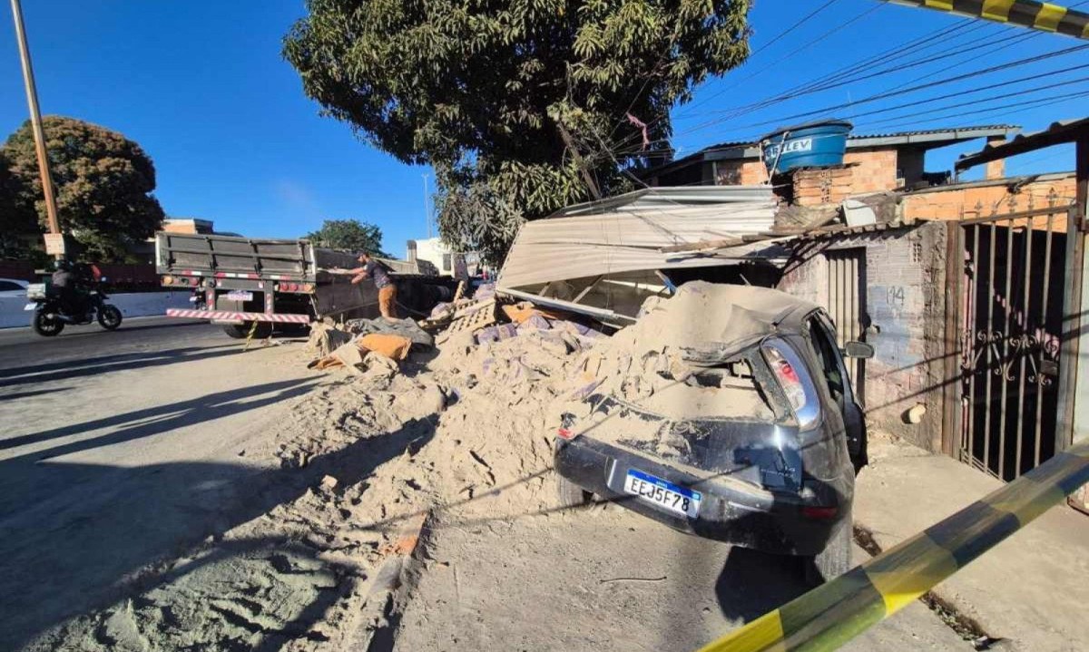 Carreta carregada de cimento tomba no Anel Rodoviário e atinge casas e carros -  (crédito: Jair Amaral/EM/DA Press)