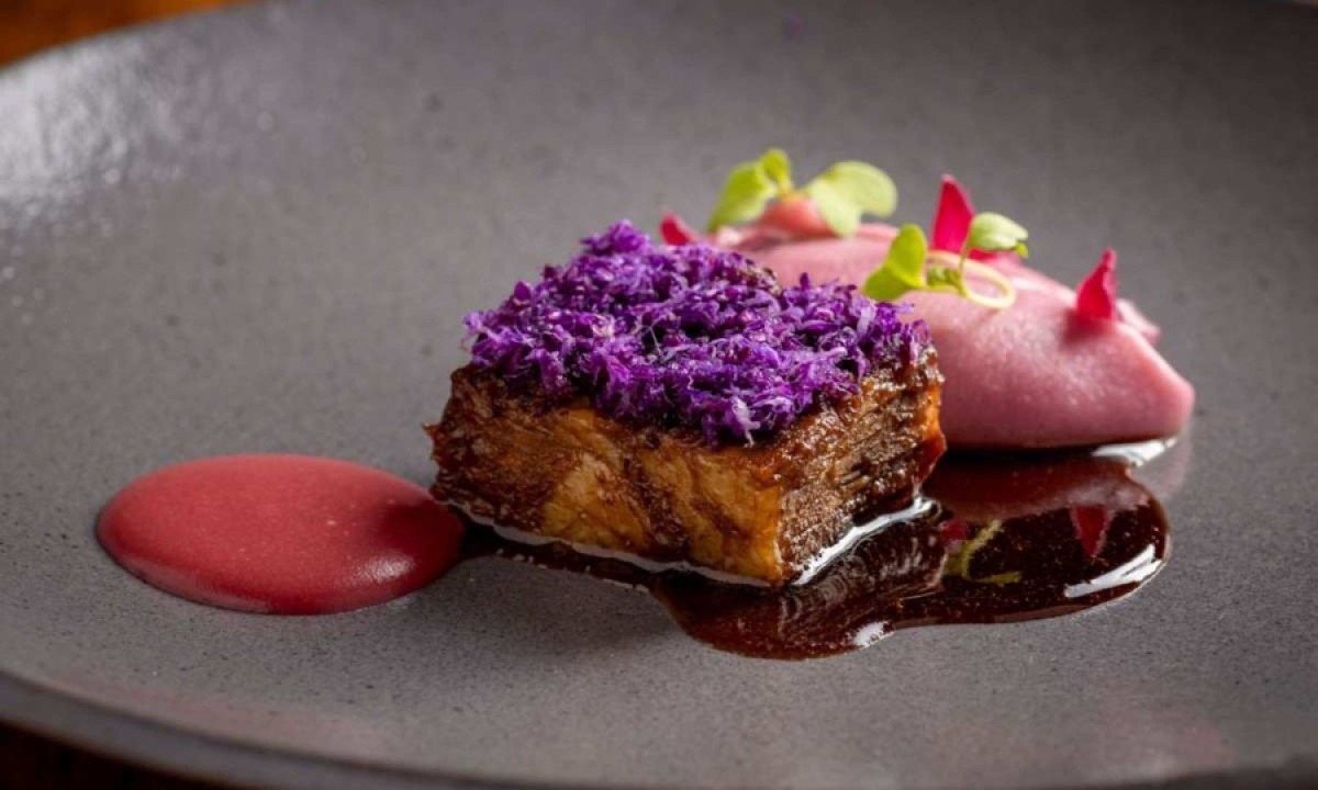 Short rib, inhame roxo, repolho roxo, picles de cebola e molho bernaise de vinho tinto -  (crédito: Leonardo Freire/Divulgação)