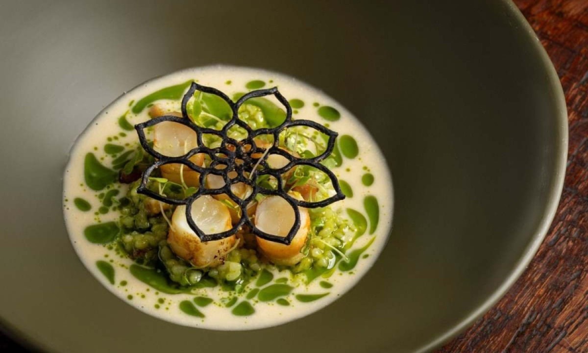 Mini arroz, fumeiro, camarão, caldo de lambreta, azeite verde e tuile de tinta de lula