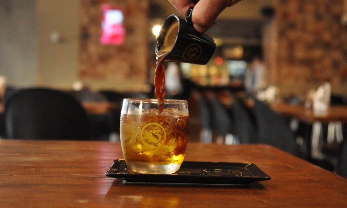 Para encerrar a refeição, uma boa pedida é o drinque Carajillo, com espresso, uma dose do famoso Licor 43 e gelo
- (crédito: Túlio Santos/EM/D.A Press) Para encerrar a refeição, uma boa pedida é o drinque Carajillo, com espresso, uma dose do famoso Licor 43 e gelo
- (crédito: Túlio Santos/EM/D.A Press)