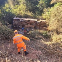 Ônibus com trabalhadores rurais cai em barranco de 15m e deixa um morto  - Divulgação/CBMG