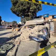 Caminhão tomba no Anel Rodoviário de BH e atinge casa e carros - Jair Amaral/EM/DA Press