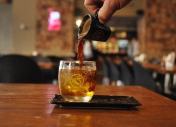 Para encerrar a refeição, uma boa pedida é o drinque Carajillo, com espresso, uma dose do famoso Licor 43 e gelo
 -  (crédito: Túlio Santos/EM/D.A Press)
