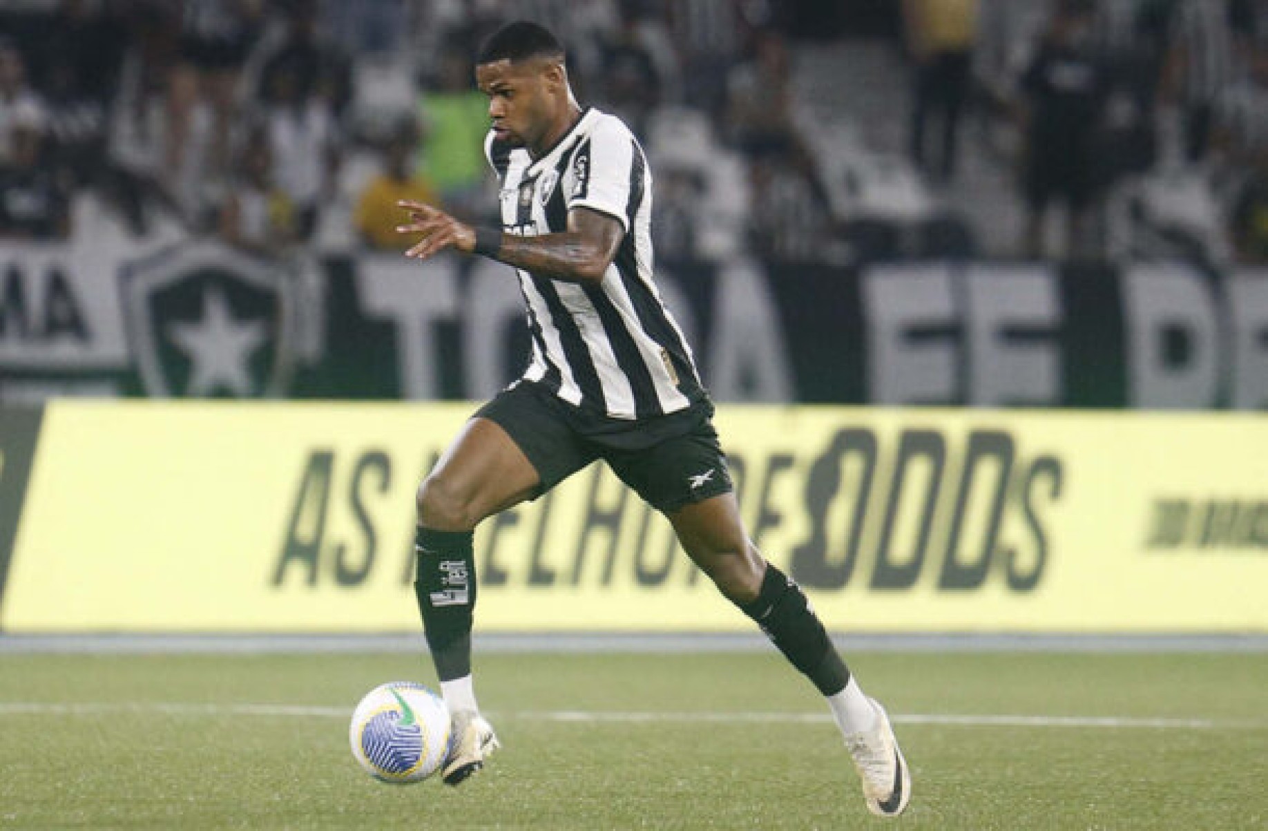Destaque do Botafogo, Júnior Santos se manifesta após cirurgia