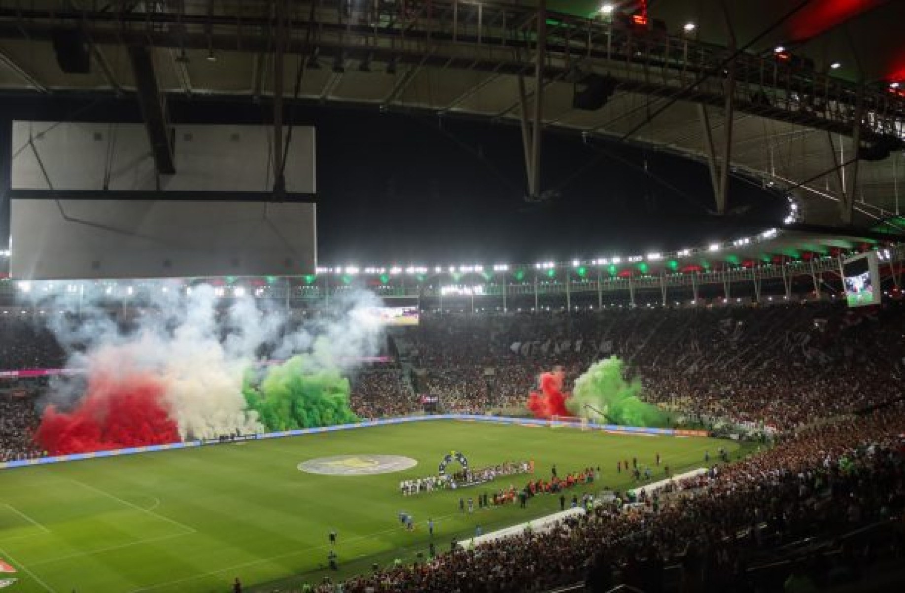 Torcida do Fluminense se reconecta com o time e lava alma no Maracanã