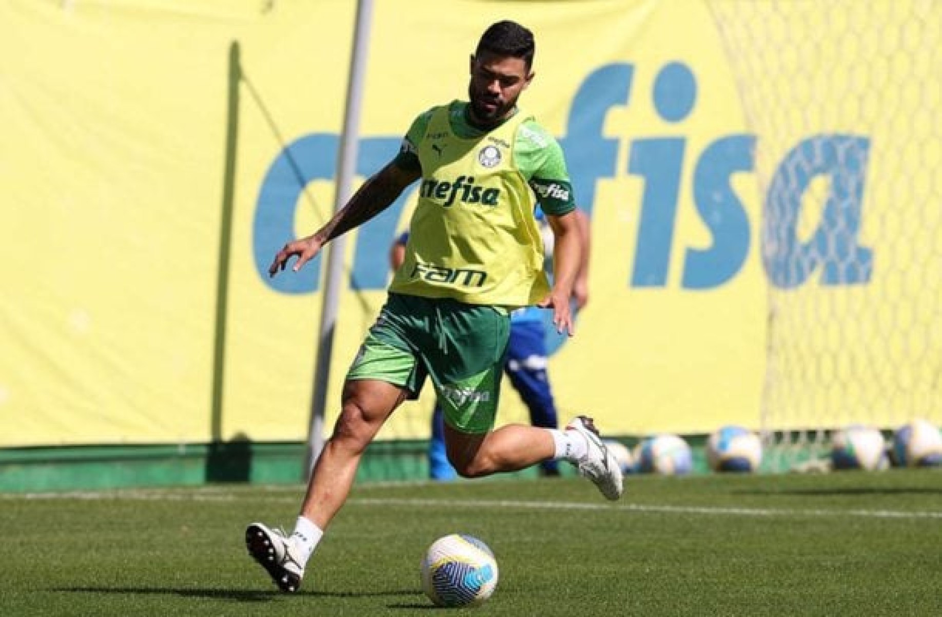 Bruno Tabata treina no Palmeiras após voltar de empréstimo e aguarda desfecho