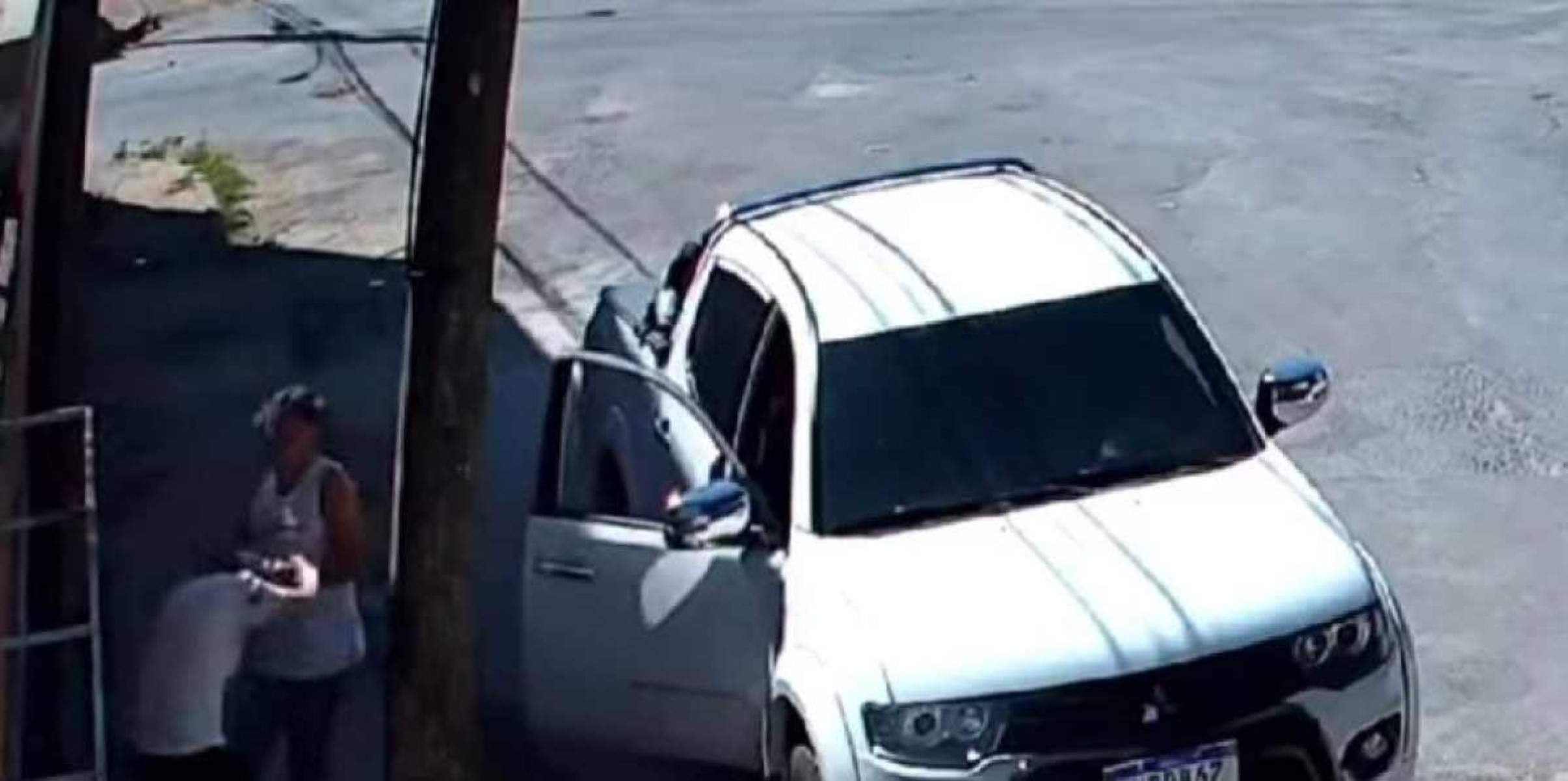 VÍDEO: homem agride mulher e tenta colocá-la à força dentro de carro