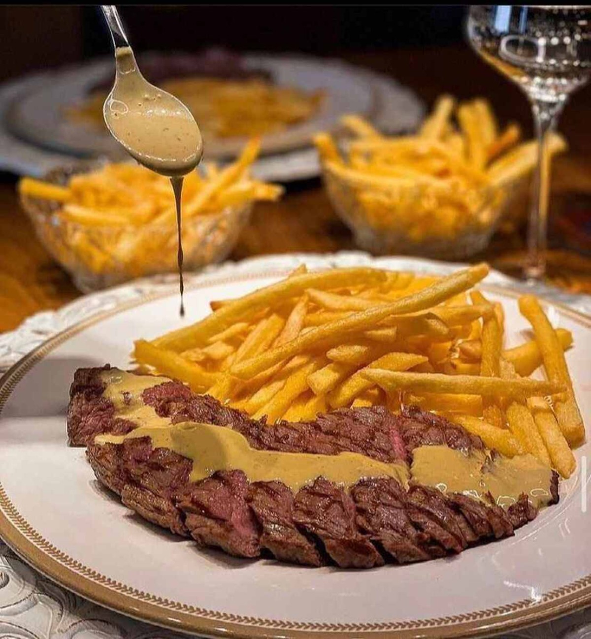 Steak de carne com batatas fritas e molho secreto do L’Entrecôte de Paris 