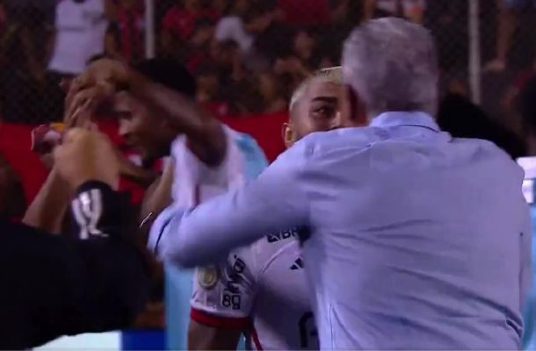 Comemoração efusiva de Gabigol e Tite viraliza e empolga torcedores do Flamengo