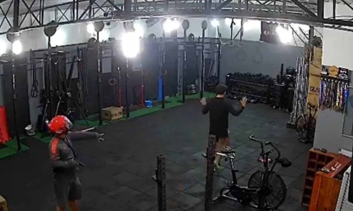 Bandidos assaltam box de academia crossfit e forçam aluno a fazer burpee no Rio -  (crédito: Reprodução/Câmera de segurança)