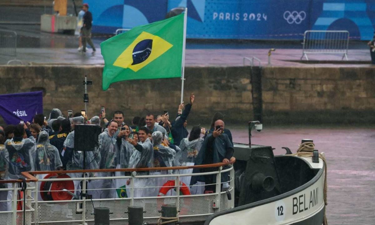 Delegação Brasileira em um barco durante a Cerimônia de Abertura das Olimpíadas de Paris 2024 -  (crédito: Abelardo Mendes Jr./Esp.CB/ D.A Press)