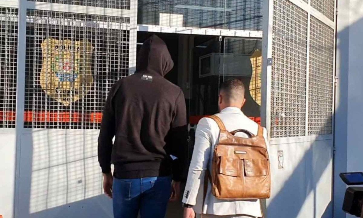 Jogador de futebol, de roupa escura, se entregou à Polícia Civil na tarde desta sexta-feira (26) -  (crédito: TV Alterosa)