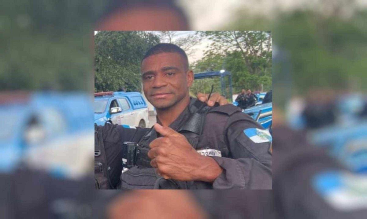 Sargento da PM faz sinal de ok em foto com companheiro de farda; militar foi morto de forma violenta -  (crédito: Arquivo pessoal)