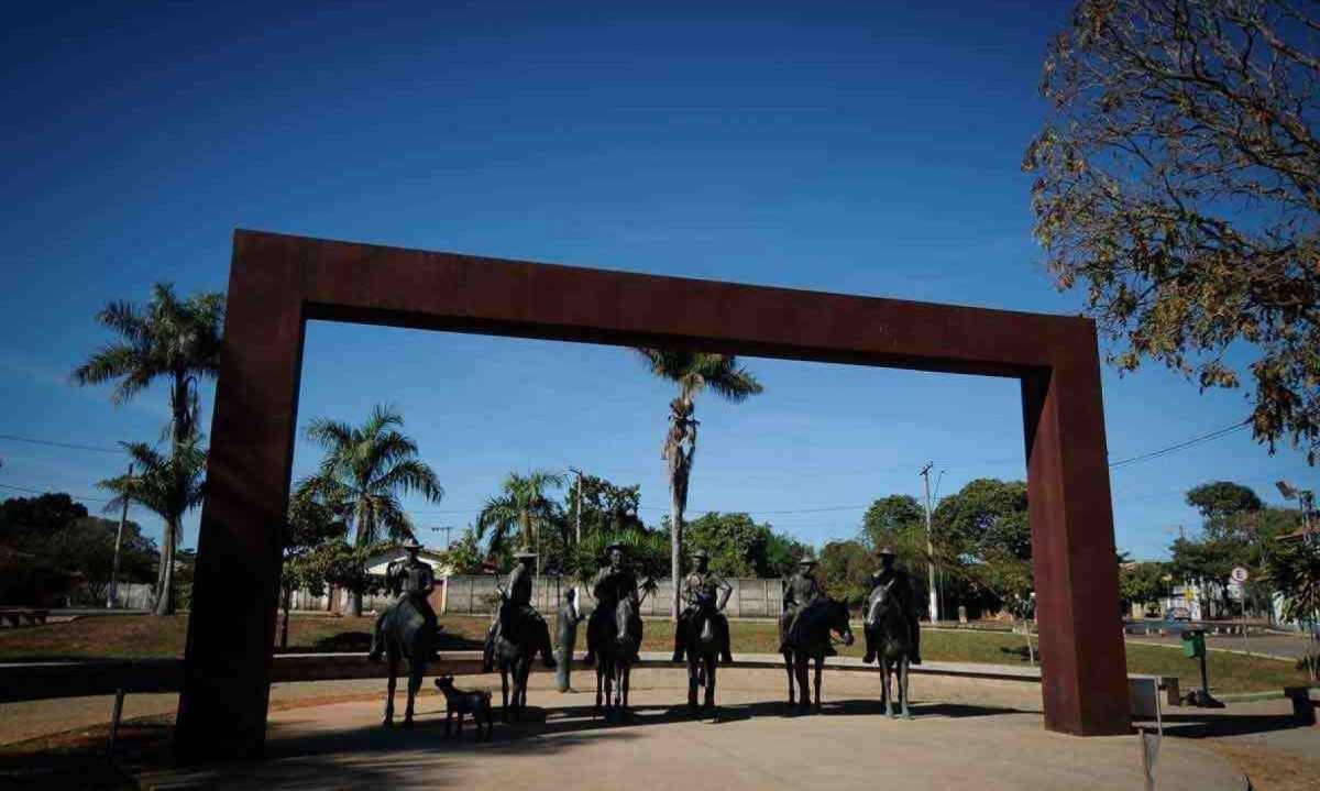 Monumento em Cordisburgo, terra de Guimarães Rosa, retrata  o escritor (ao fundo) e vaqueiros, inspirado em foto de 