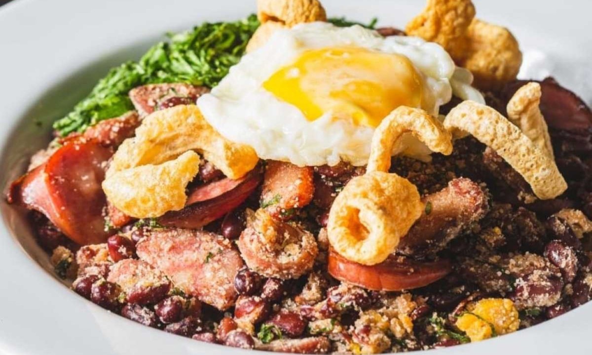O Bar da Lora serve tropeiro com pernil, ovo, couve e torresmo -  (crédito: Mateus Baranowski/DivulgaÃ§Ã£o)