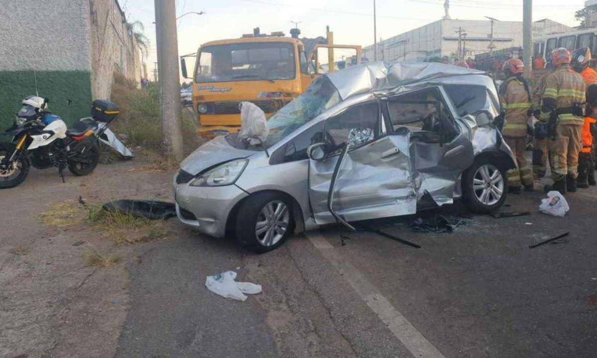 Caminhão prancha colidiu com dois veículos na altura do Bairro Califórnia -  (crédito: CBMMG/Divulgação)