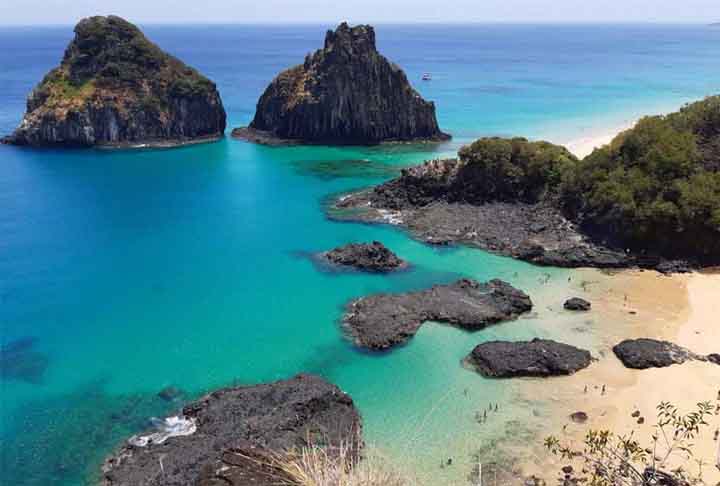 Fernando de Noronha é um arquipélago formado por 21 ilhas e rochedos de origem vulcânica que fica a 545 km de distância de Recife, capital do estado.