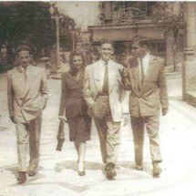 Wilson Figueiredo, Otto Lara Resende, Helena Valadares, Fernando Sabino e Hélio Pellegrino na Igreja de São José, em BH, em 1944