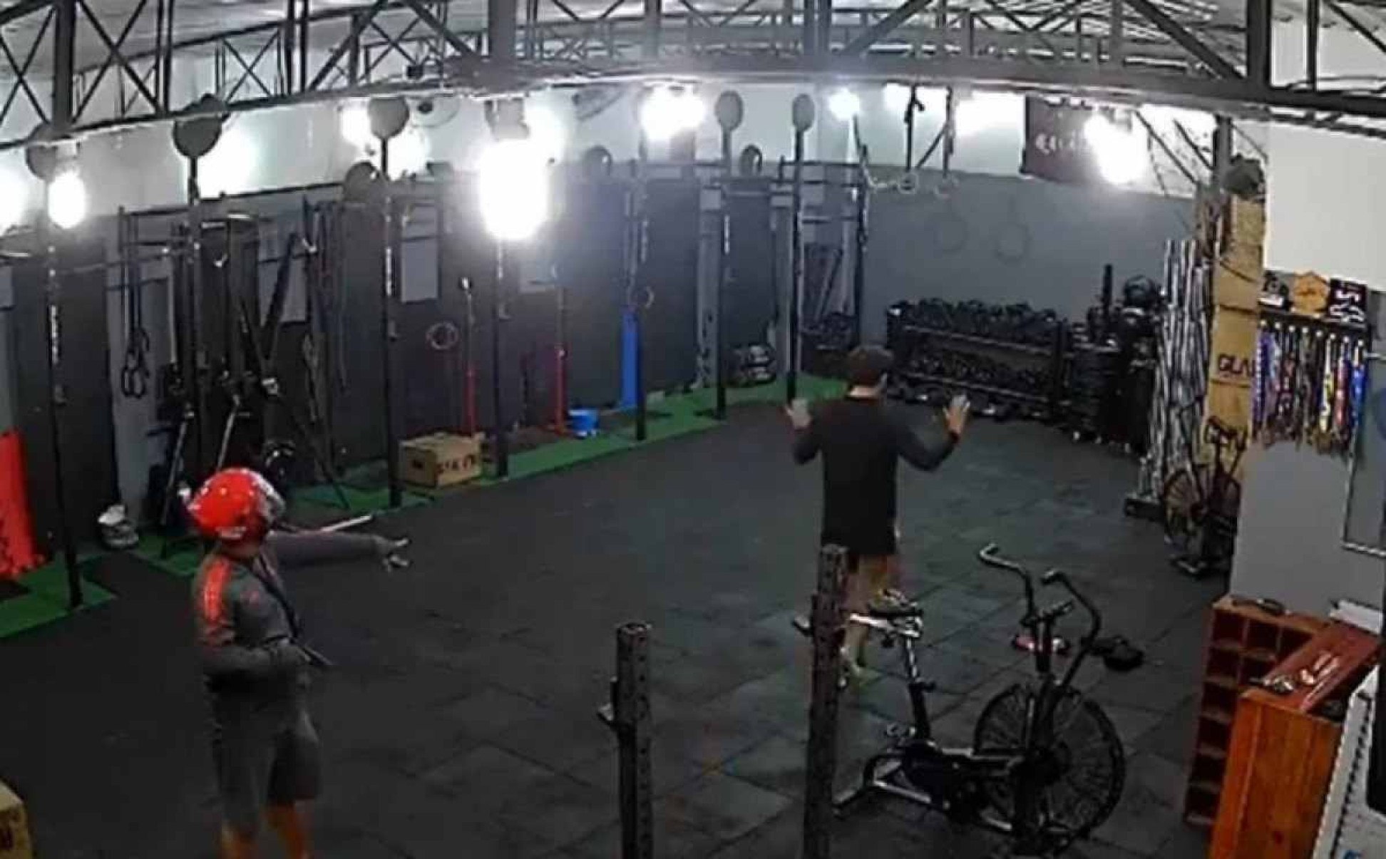 Vídeo: bandidos assaltam academia de crossfit 