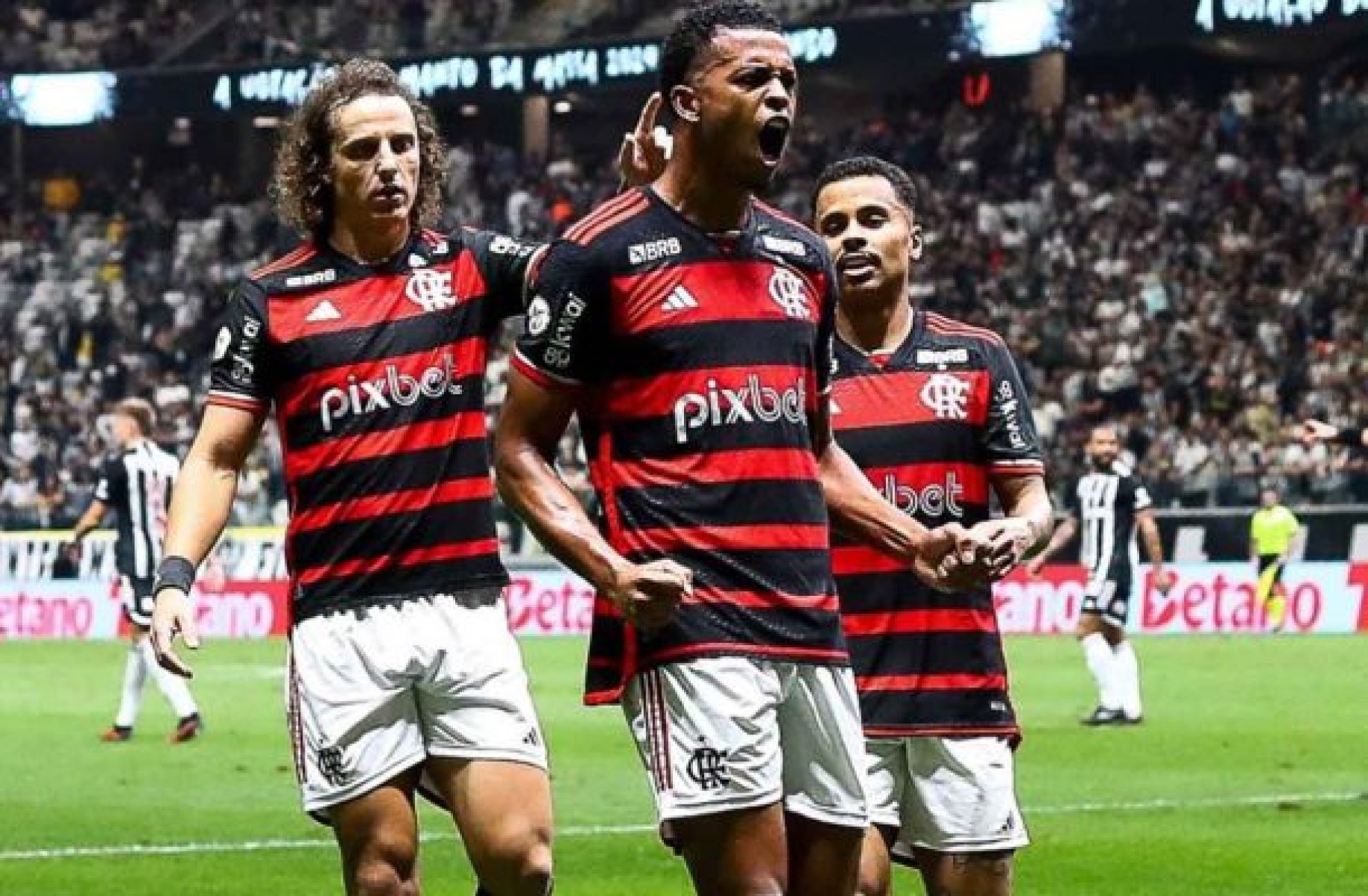 Carlinhos enaltece relação com David Luiz: ‘Está mudando a minha vida’