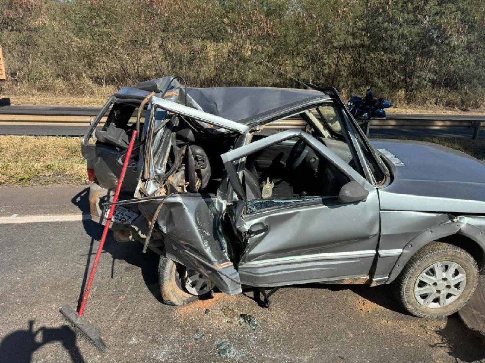 Colisão entre carro e carreta na BR-040 deixa três feridos