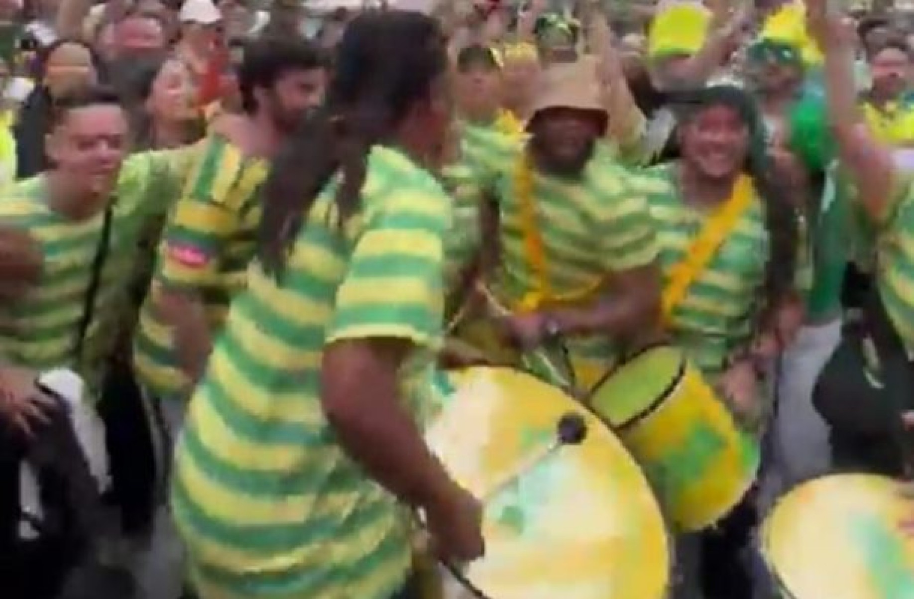Jogos Olímpicos: torcida do Brasil em Paris faz paródia de música do Vasco