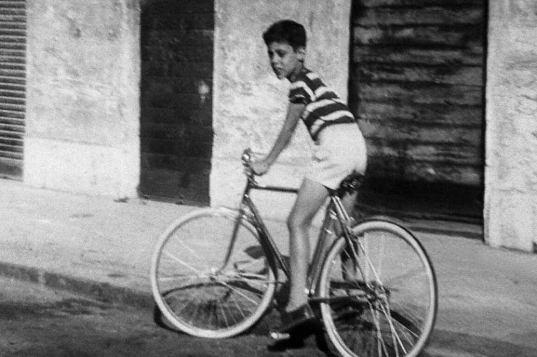 Foto do menino Chico Buarque na capa do livro "Bambino a Roma"