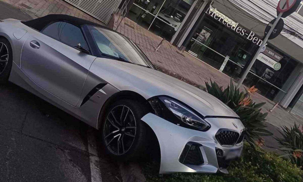 BMW foi encontrada abandonada em canteiro da Avenida Raja Gabaglia -  (crédito: Reprodução/Redes Sociais)