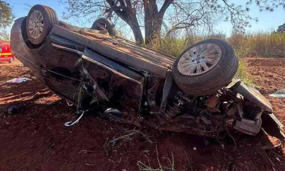 Acidente na BR-154, no Triângulo Mineiro, deixou motorista presa às ferragens
 -  (crédito: Corpo de Bombeiros/Divulgação)