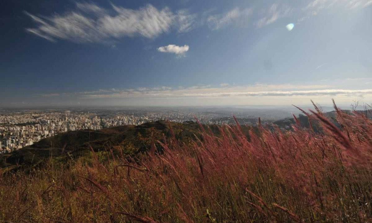 Ativistas tentaram adiar publicação de licença de mineradora na Serra do Curral -  (crédito: Leandro Couri/EM/D.A.Press)