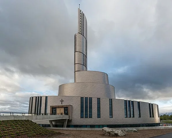 Catedral da Aurora Boreal é monumento ao fenômeno das luzes no céu - DXR -wikimedia commons 