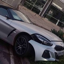 BMW é encontrada abandonada em canteiro da avenida Raja Gabaglia, em BH  - Reprodução/Redes Sociais