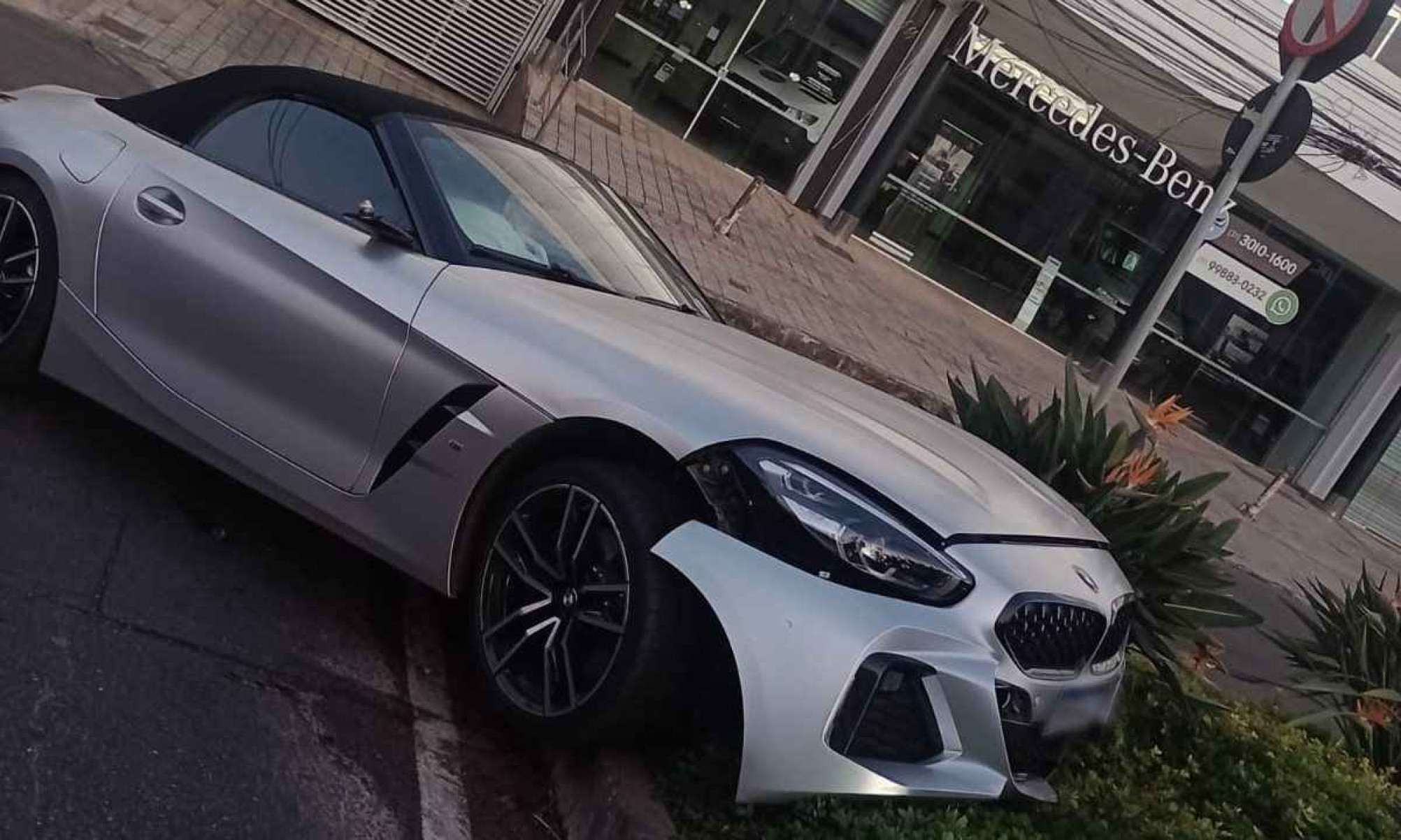 BMW é encontrada abandonada em canteiro da avenida Raja Gabaglia, em BH 