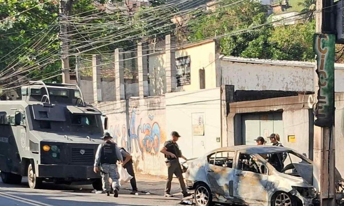 Carro bateu em um poste e pegou fogo -  (crédito: Reprodução)