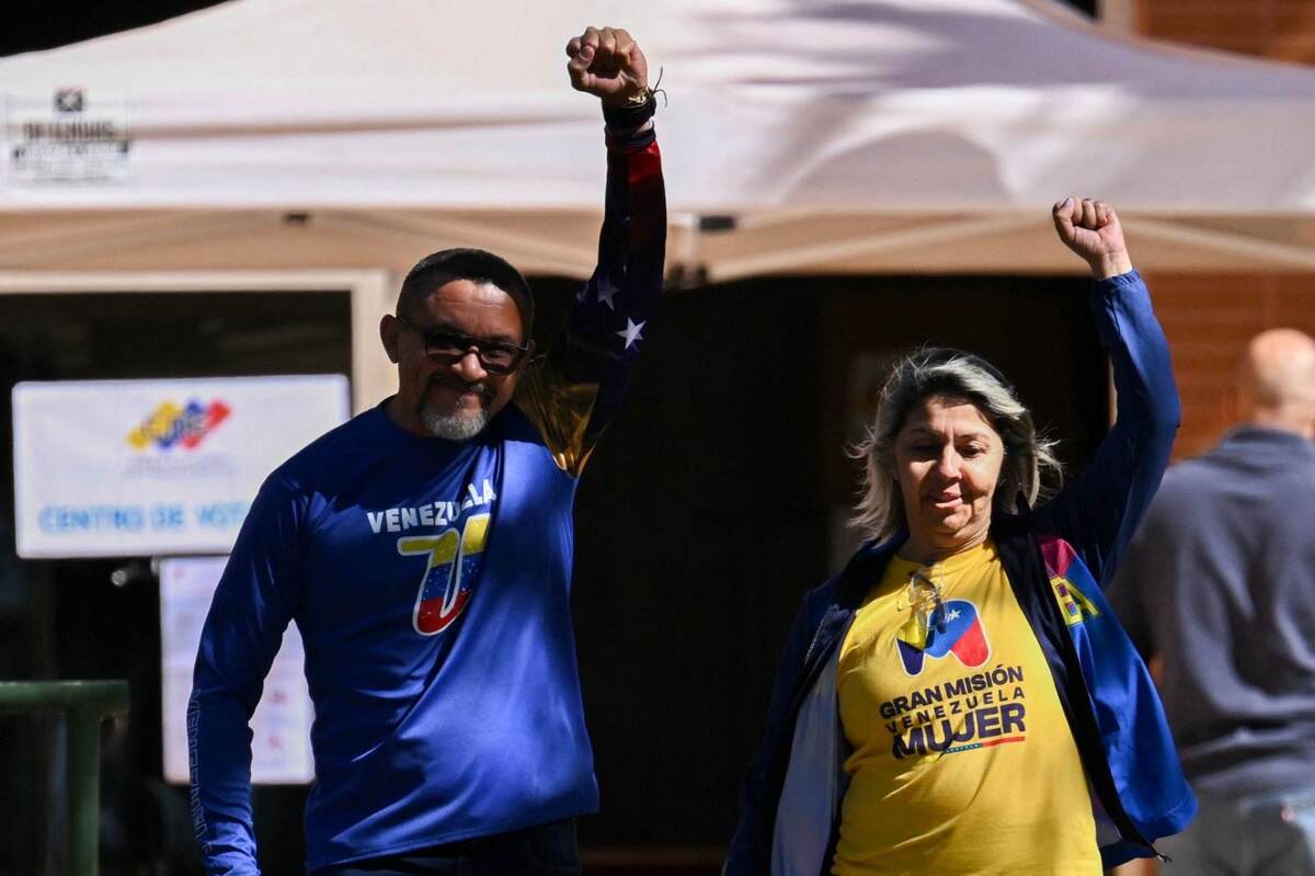 Venezuelanos votam para presidente de seu país na embaixada, em Brasília -  (crédito: Evaristo Sá/AFP)