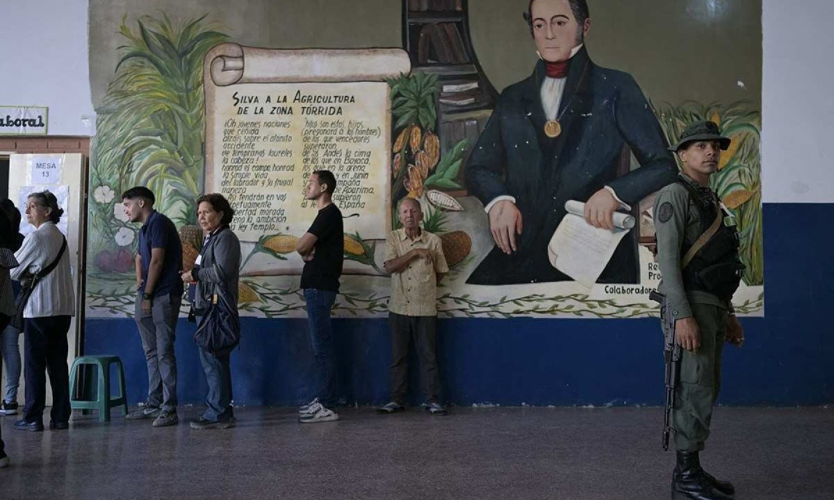 Fila em uma seção eleitoral em Caracas durante a eleição presidencial venezuelana  -  (crédito:  AFP)