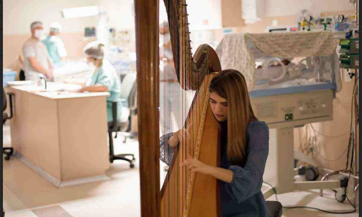 A harpista de 18 anos fez uma performance na UTI neonatal do hospital Neocenter, na capital mineira -  (crédito: Telmo Ferreira/Divulgação)